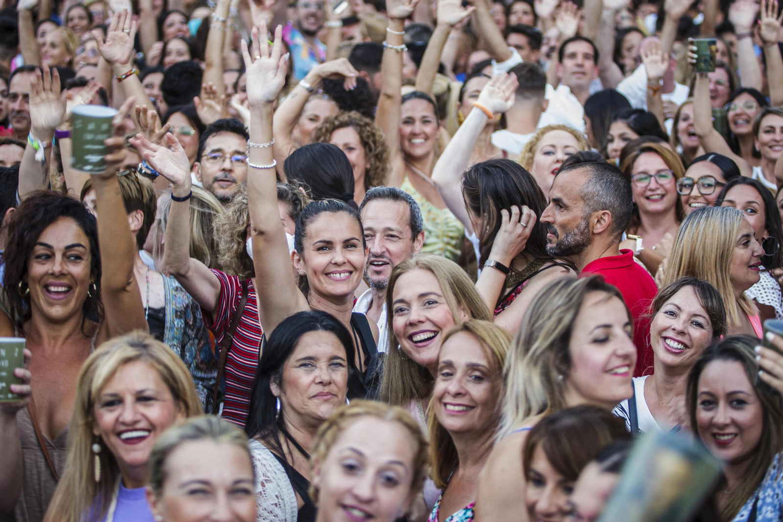 Búscate entre nuestras imágenes del concierto de Alejandro Sanz en Cádiz