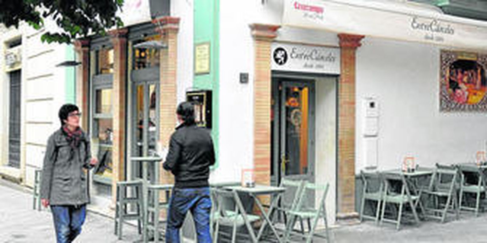 Entre Cárceles ha sido restaurada pero se ha conservado su estructura original así como parte del mobiliario y la decoración. El local cuenta con zona de barra y también mesas tanto dentro como fuera, en la terraza