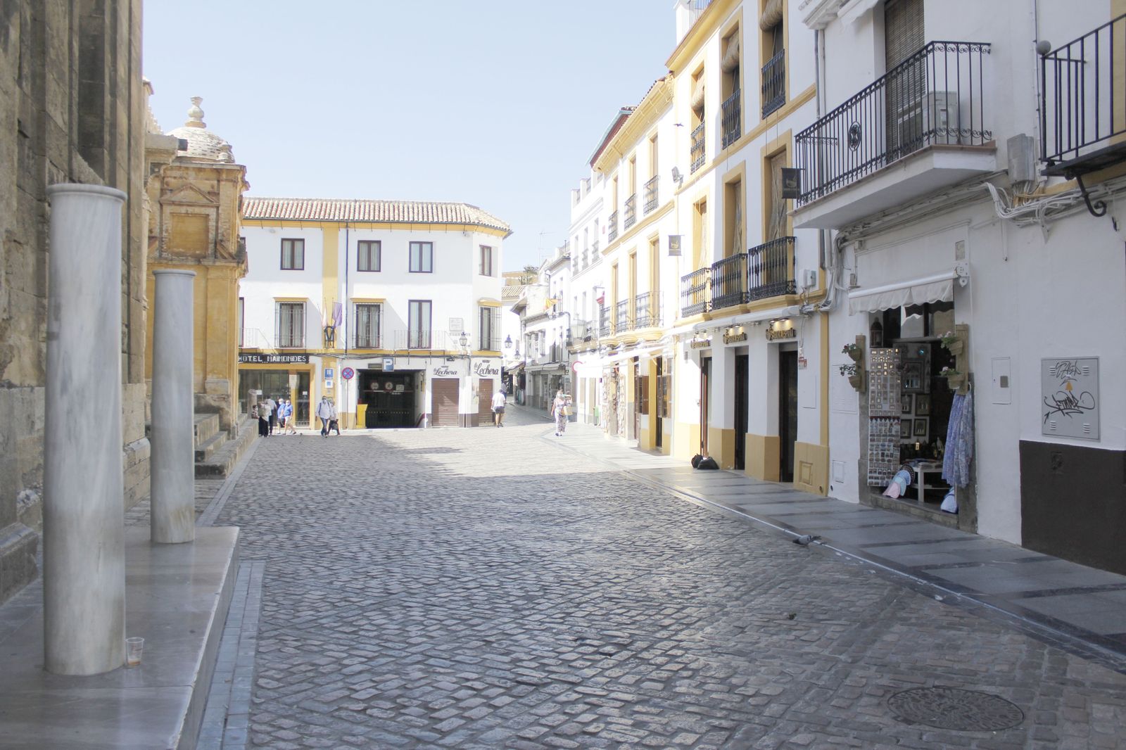 Una de las calles de la Judería sin turistas.