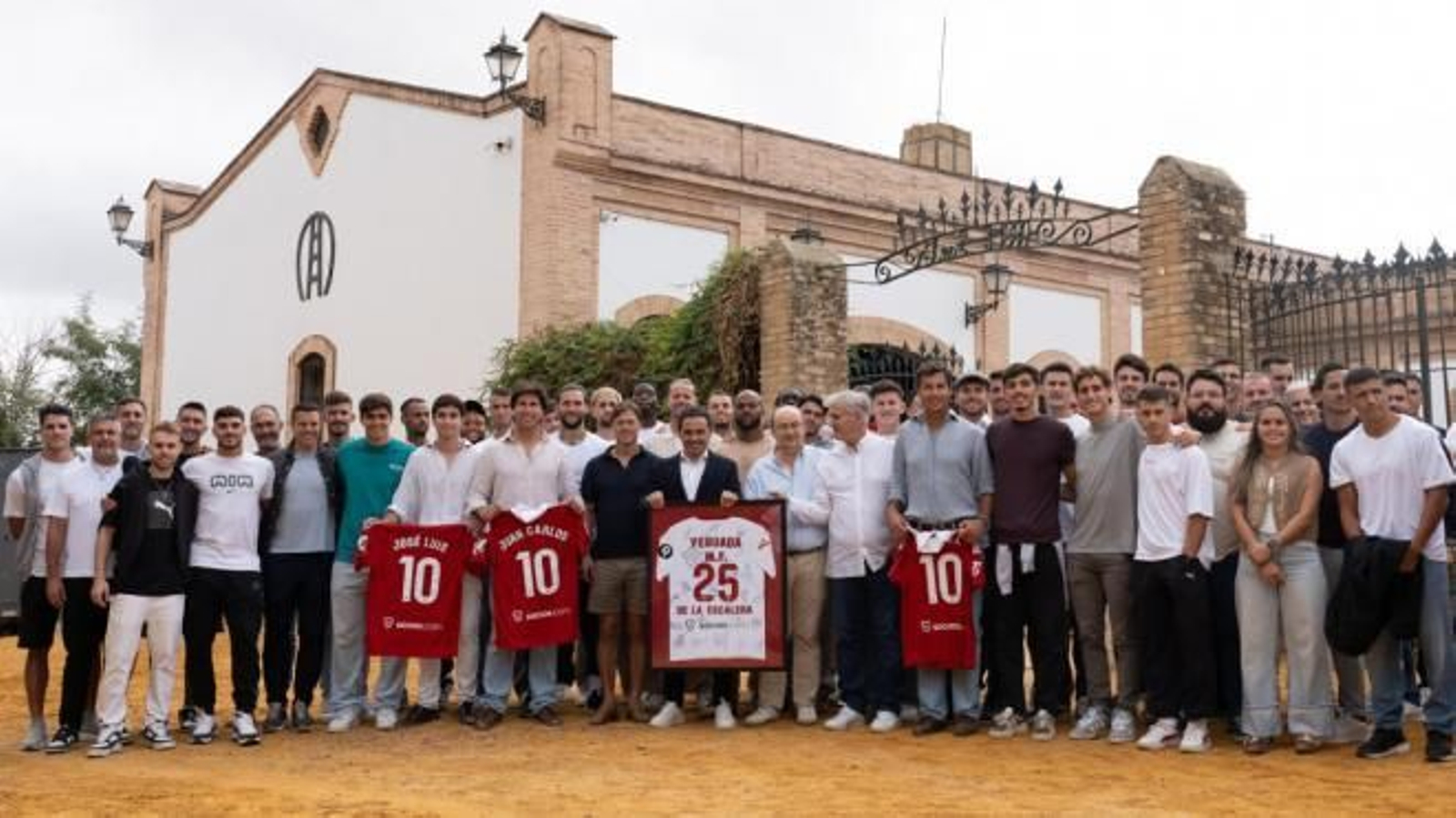 La plantilla, Del Nido Carrasco, Castro y Cordón visitaron la yeguada Escalera.