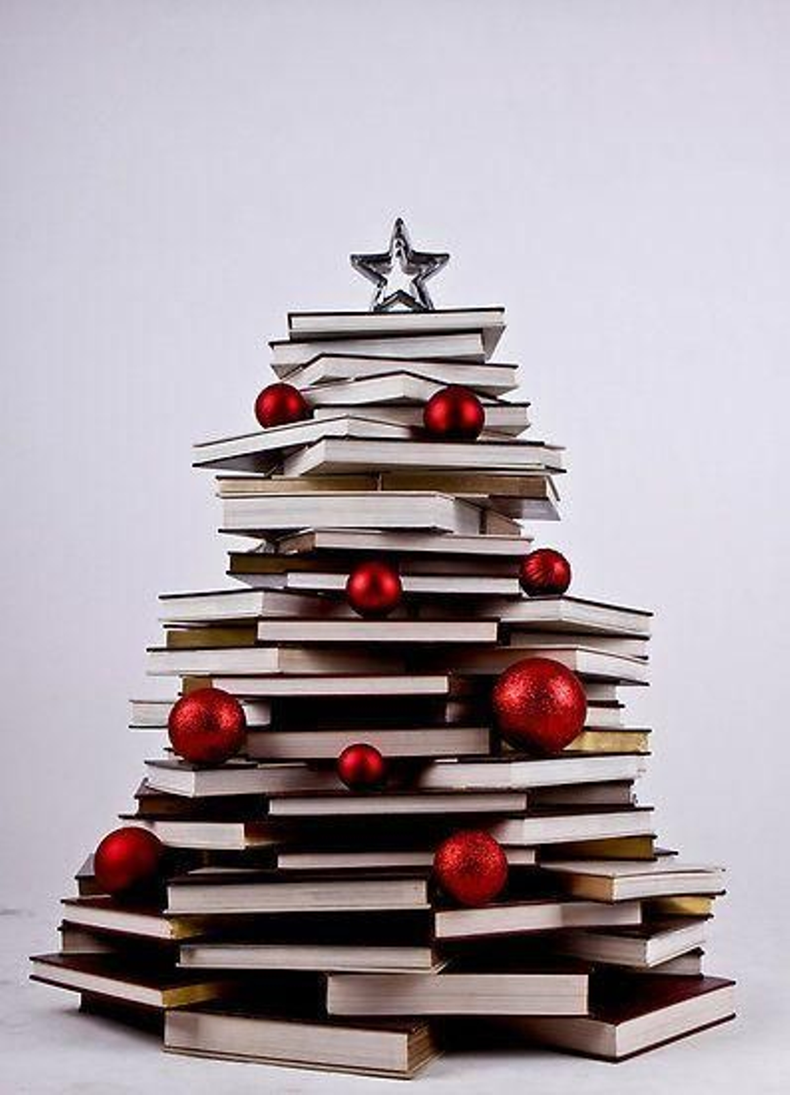 Árbol de Navidad con libros.