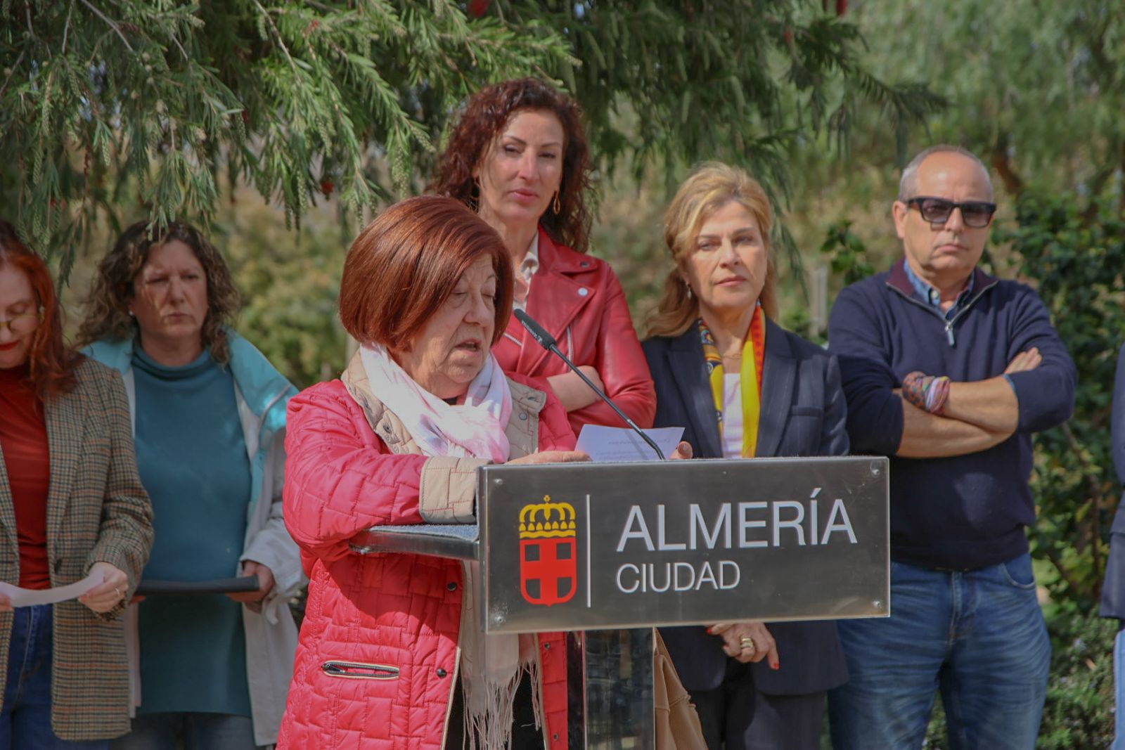 Las imágenes de la plantación de un olivo y el entierro de una cápsula del tiempo