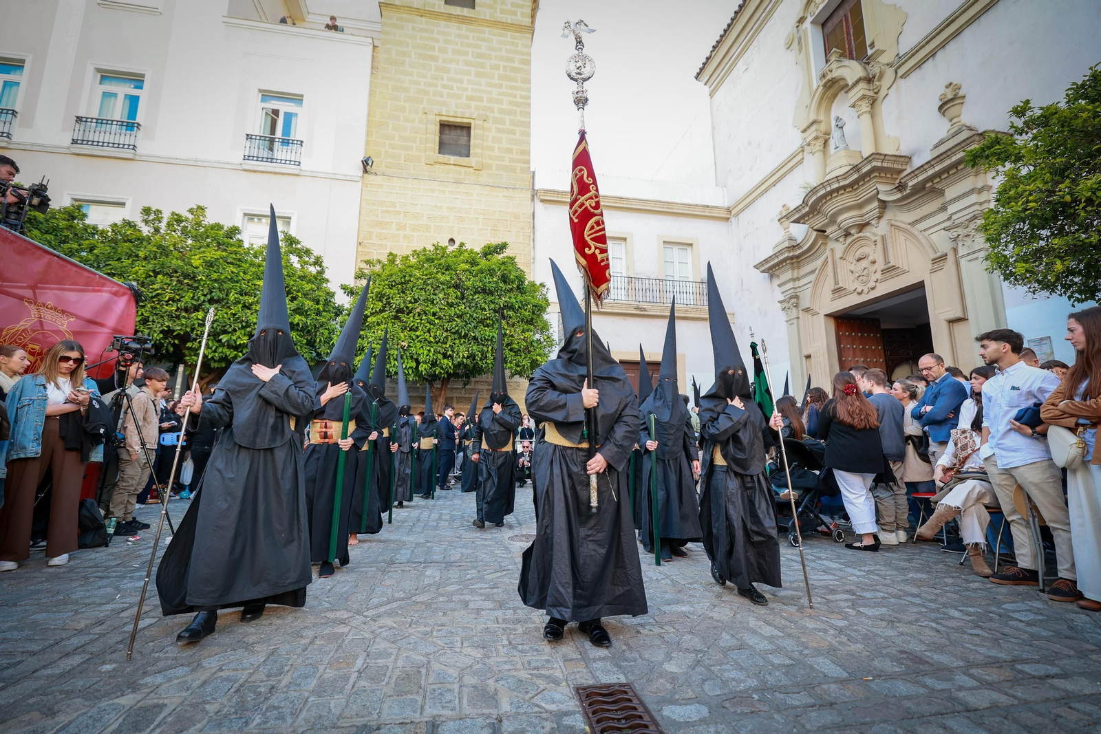 Imágenes de la salida de Vera Cruz en la Semana Santa de Cádiz 2025