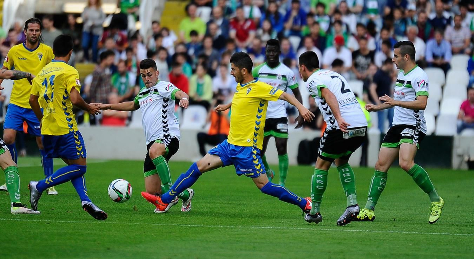 Fran Machado roba el balón en el Racing-Cádiz más reciente.