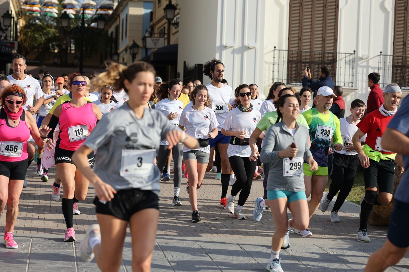 La Carrera Solidaria por el Día de la Mujer McArthurGlen, en fotos