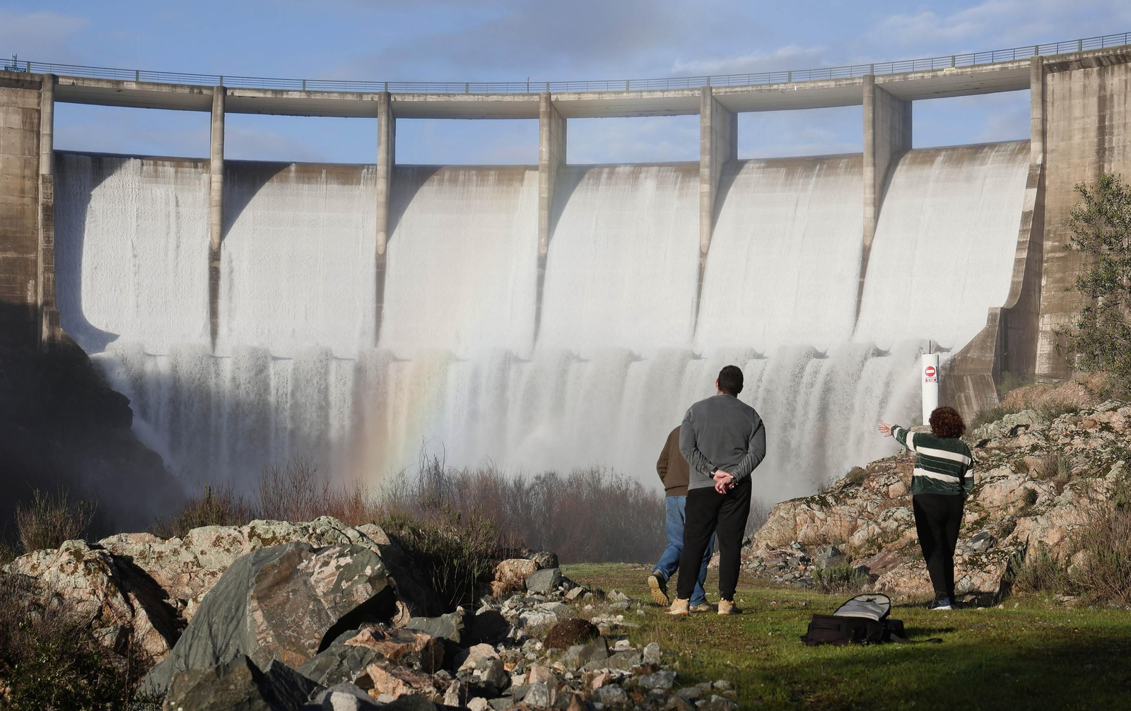 Las imágenes del desborde de la presa del pantano de Melonares