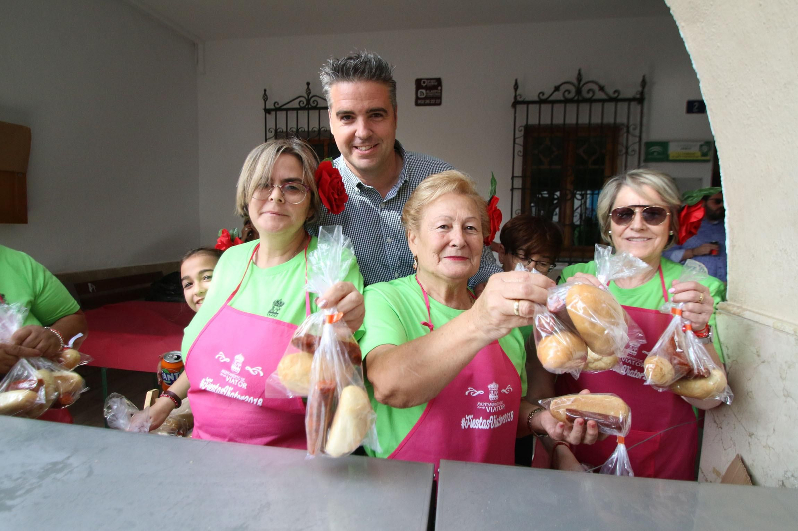 El alcalde de Viator con viatoreñas durante la Fiesta de la Longaniza.