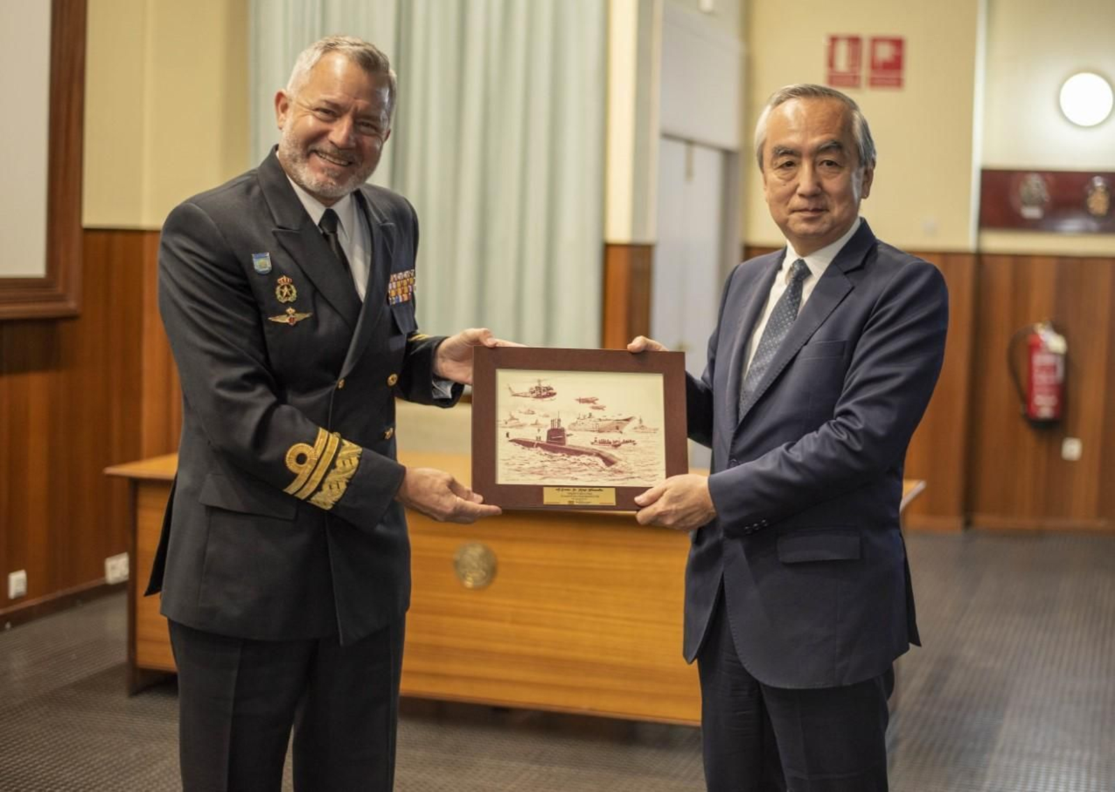 El vicealmirante Nuñez Torrente y el embajador de Japón