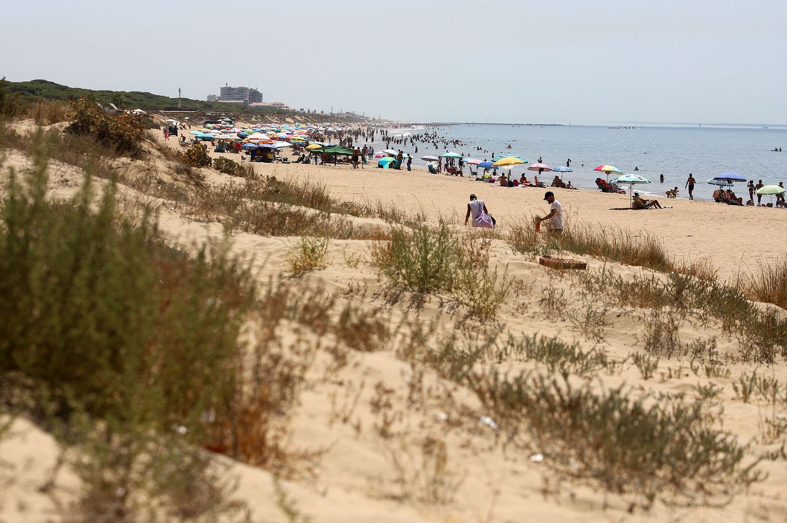 Imágenes del caluroso fin de semana en las playas de Huelva