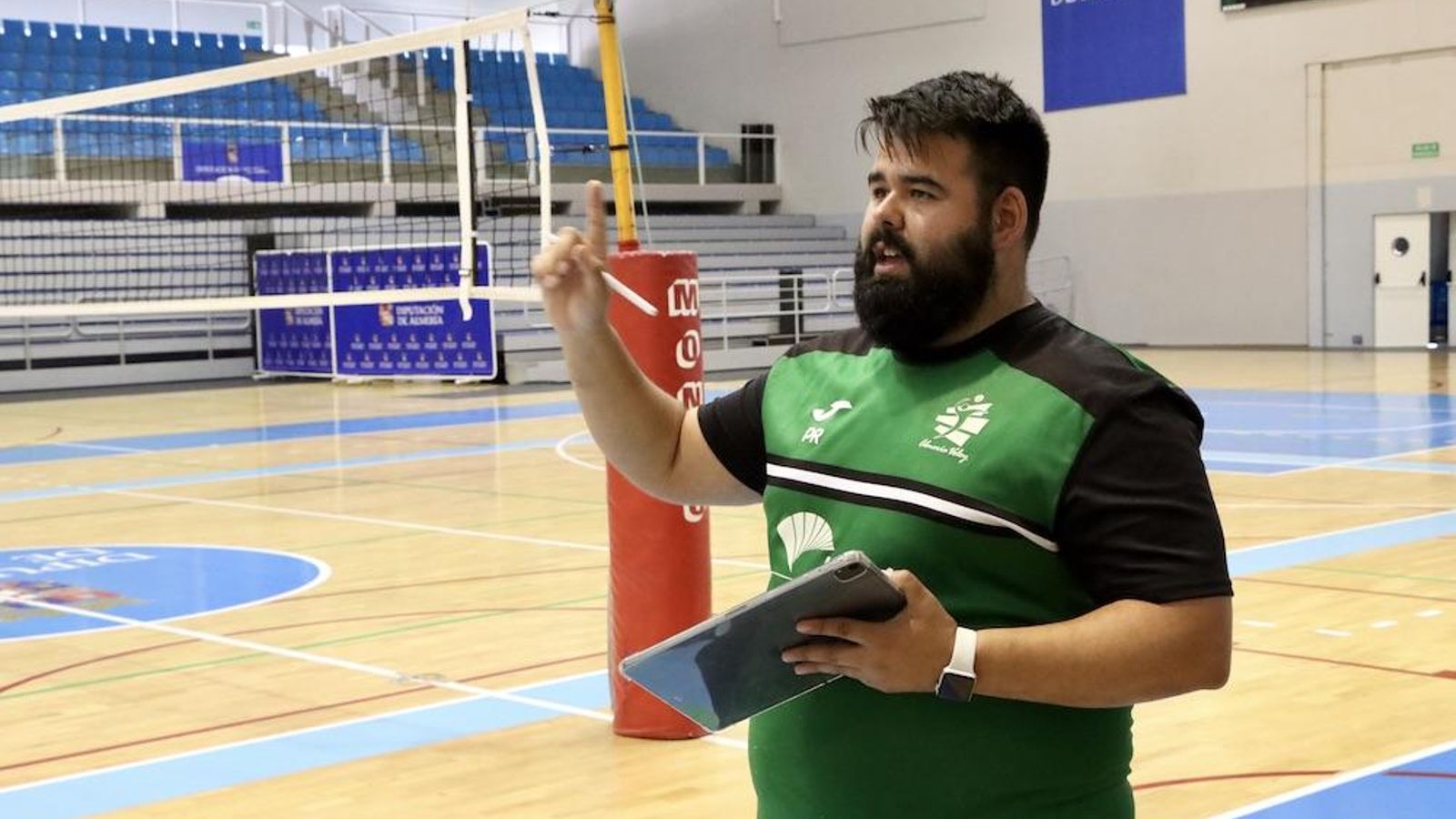 Pablo Ruiz realiza una indicación empleando su tablet durante un entrenamiento de la pretemporada ahorradora.