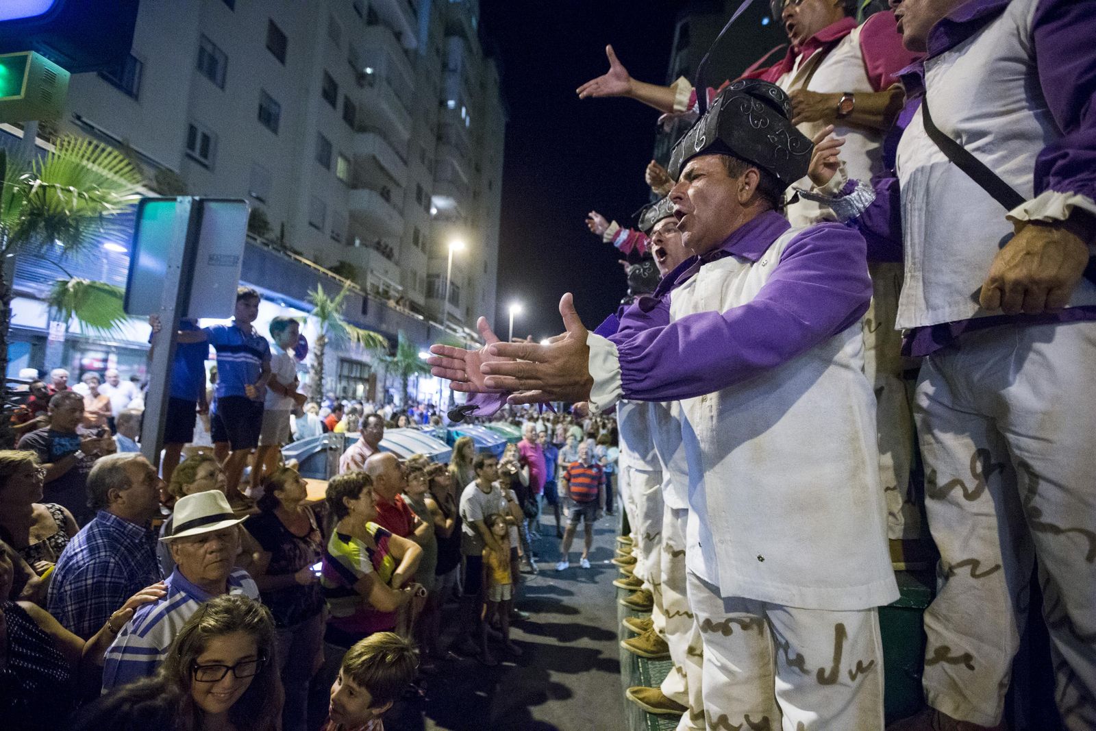 Un coro canta en la calle Brasil en el carrusel del verano de 2013.
