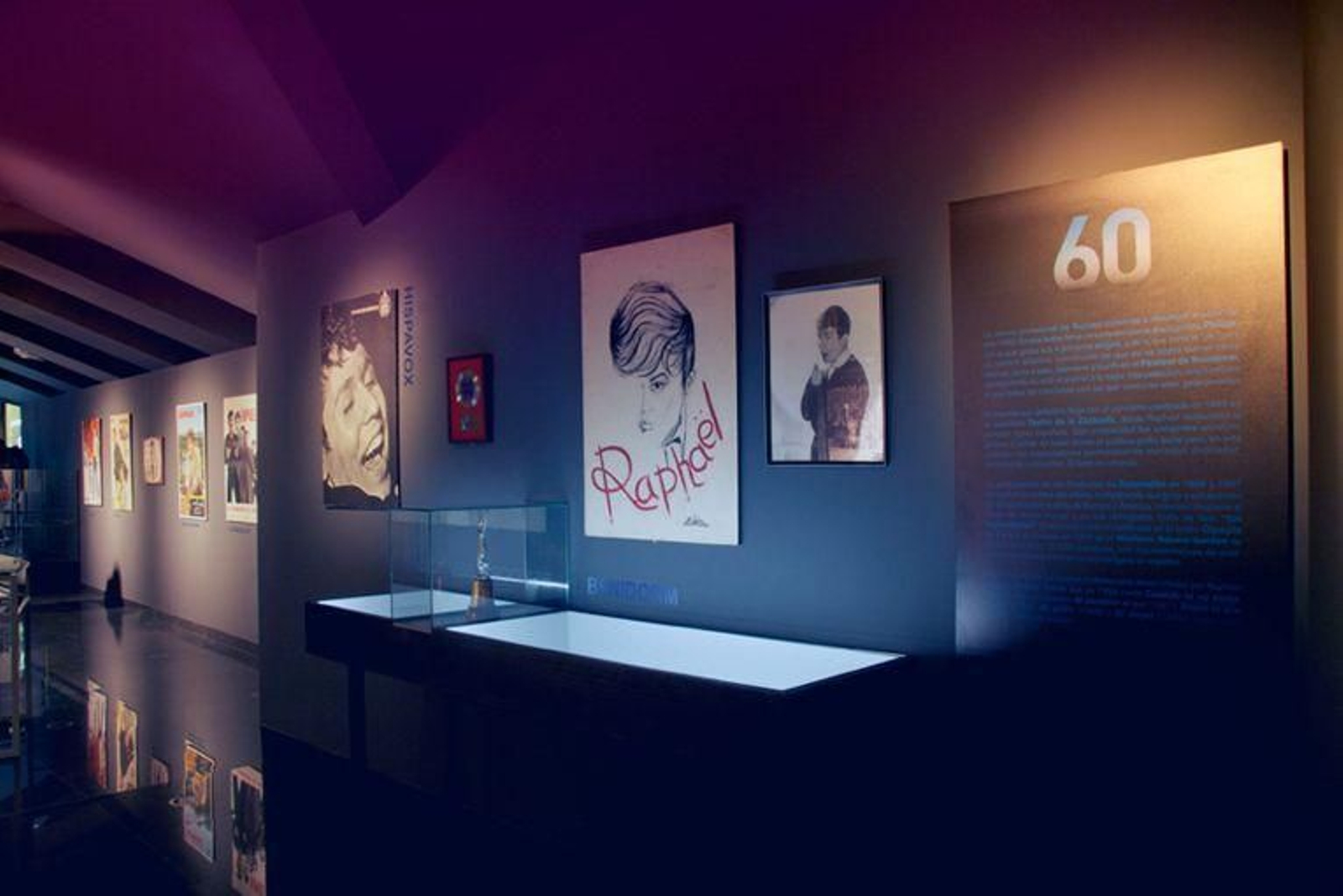 En los 60, en plena explosión del fenómeno Raphael, encontramos  los afiches de sus películas o el programa de mano de su histórico concierto en el Olympia de París.