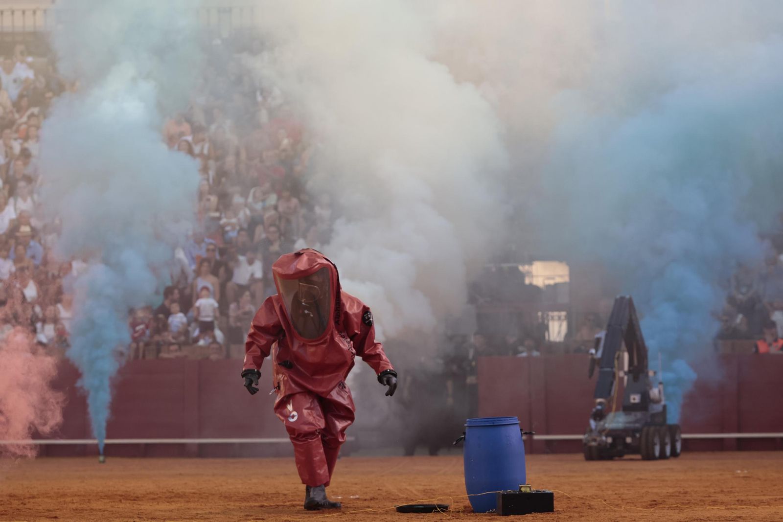 Las imágenes de la espectacular exhibición de la Policía Nacional en la Maestranza