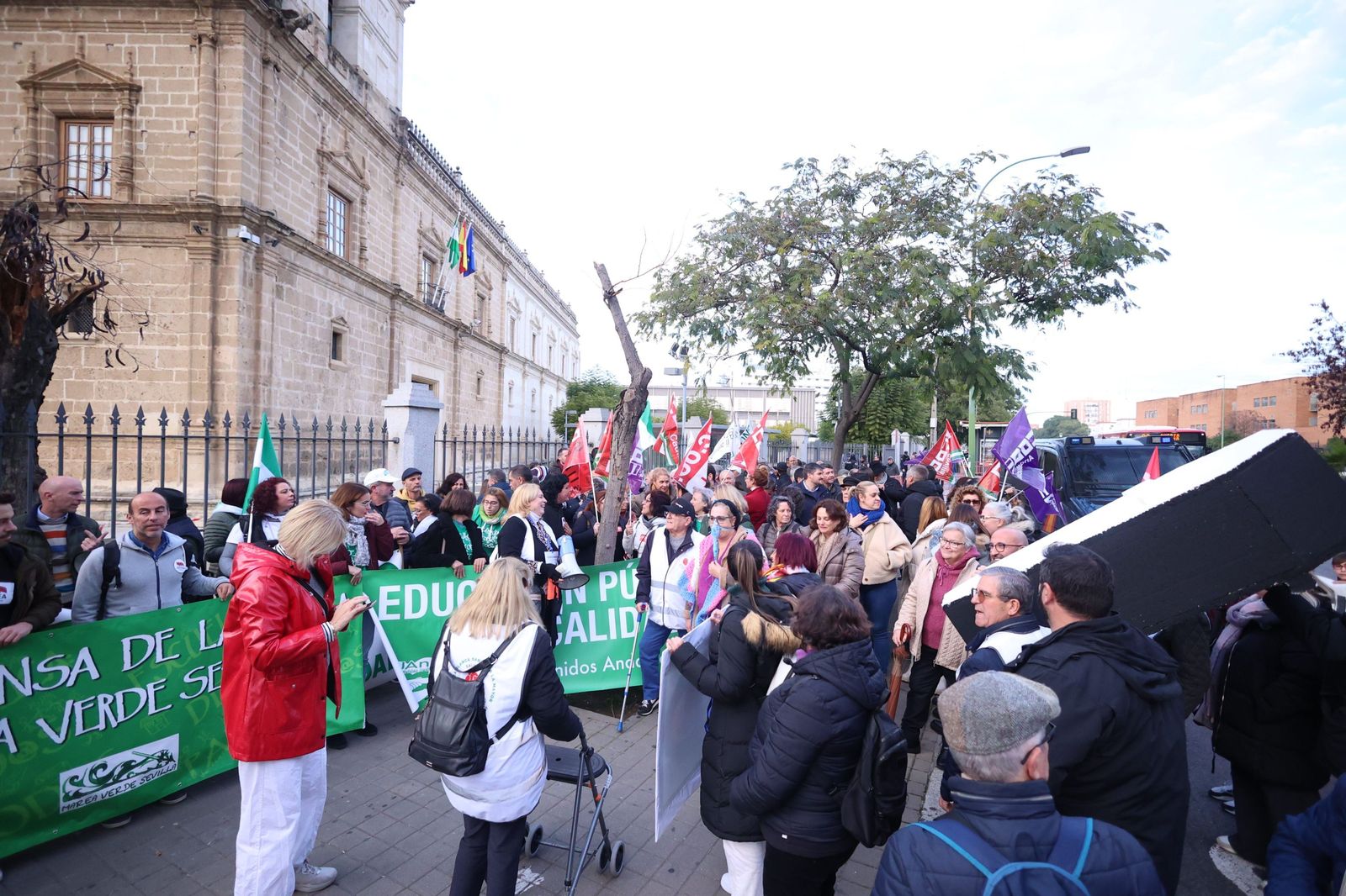 Protesta de las 'mareas' ante el Parlamento para reclamar más dinero para la educación y la sanidad públicas.