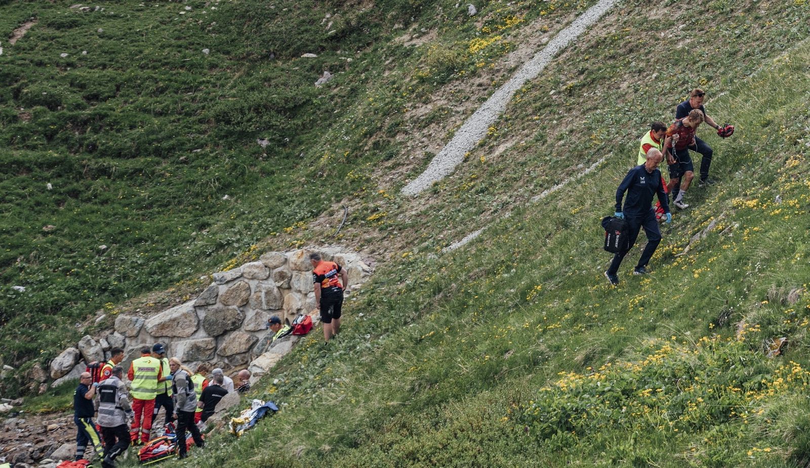Las asistencias atienden a Gino Máder mientras el otro implicado, Magnus Sheffield, sube el barranco.