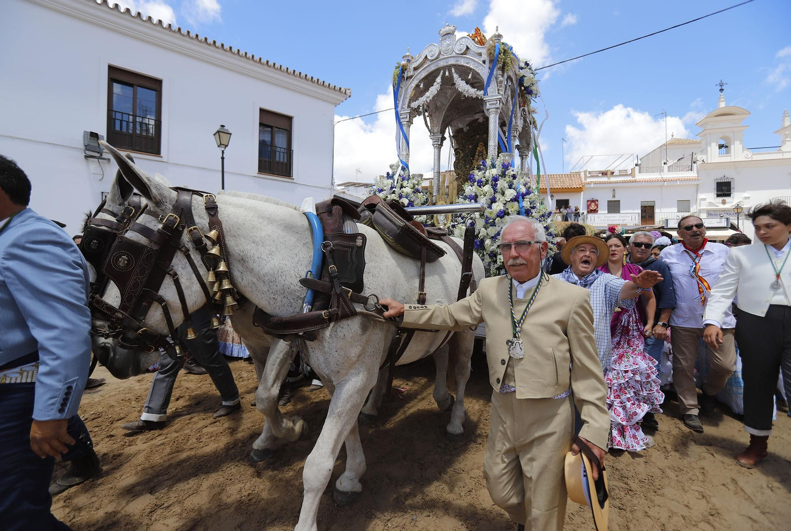 Presentación de la Hermandad de Huelva ante la Blanca Paloma