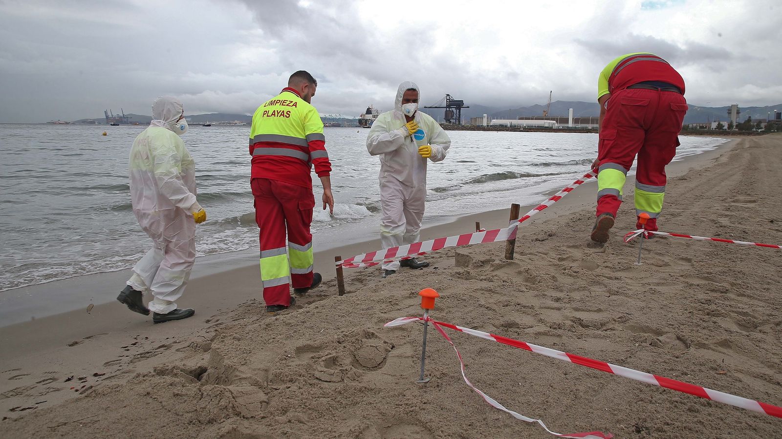 Tareas de limpieza de la playa durante el simulacro de Los Barrios.