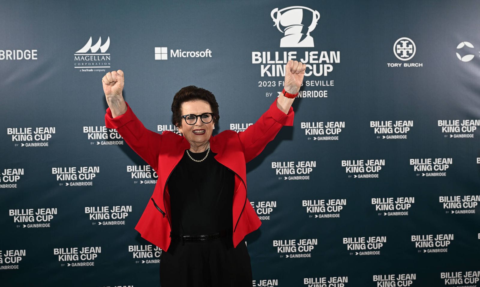 Billie Jean King realiza un gesto de celebración durante su presencia en Sevilla.