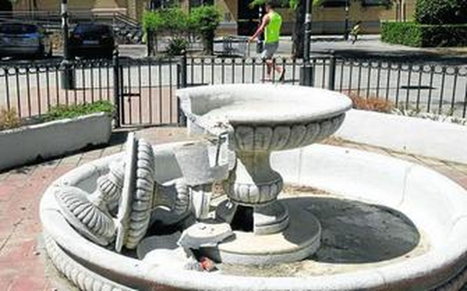 La fuente de tres pisos del Parque Estoril ha sido reventada por completo.