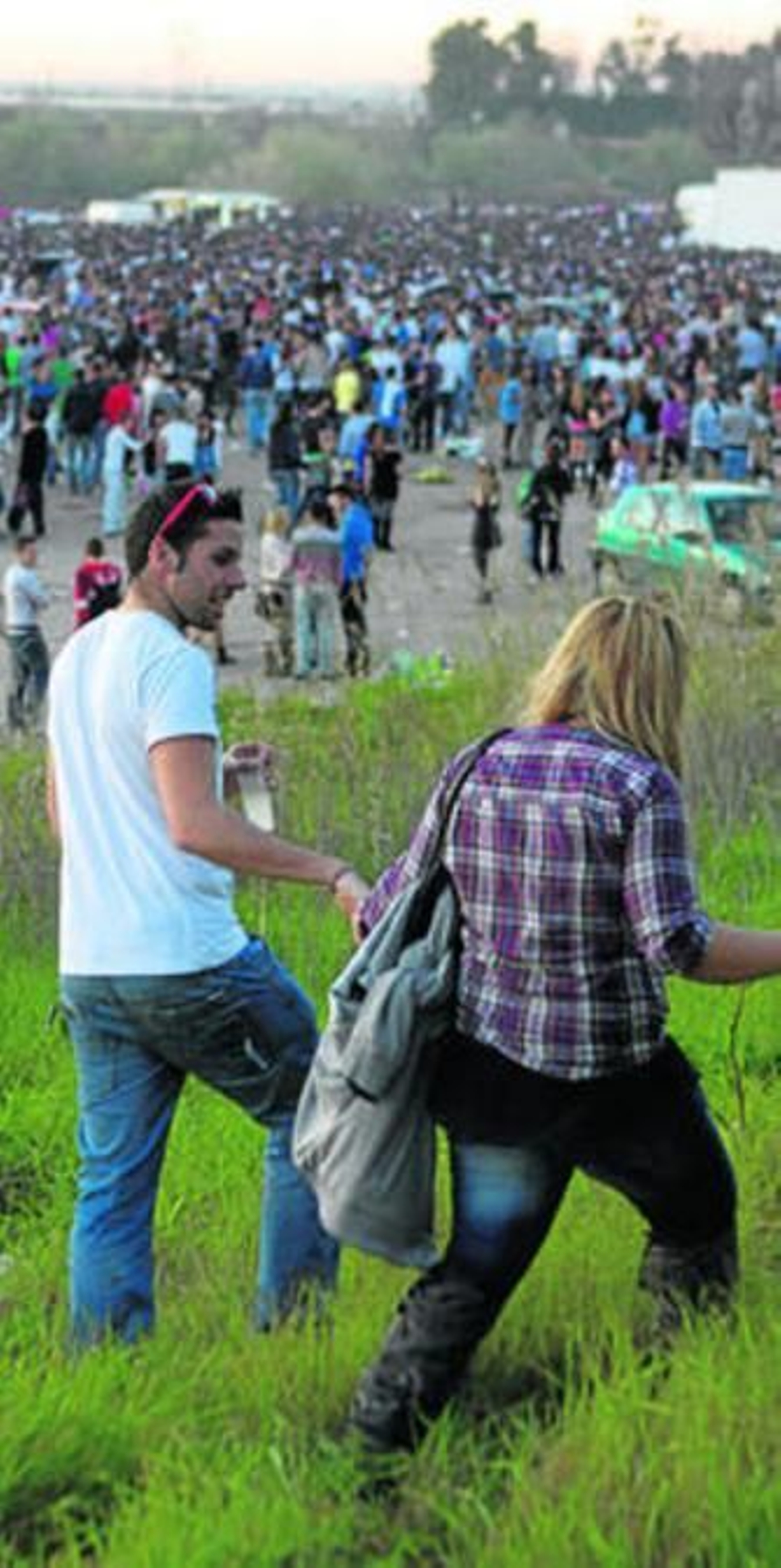 Jóvenes celebran una 'macrobotellona' en el Charco de la Pava.