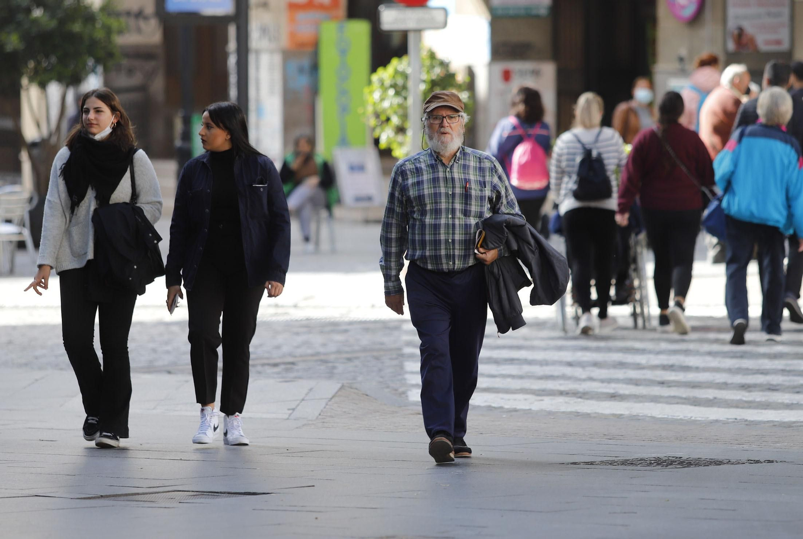Ambiente en el centro de Huelva en la mañana de ayer.