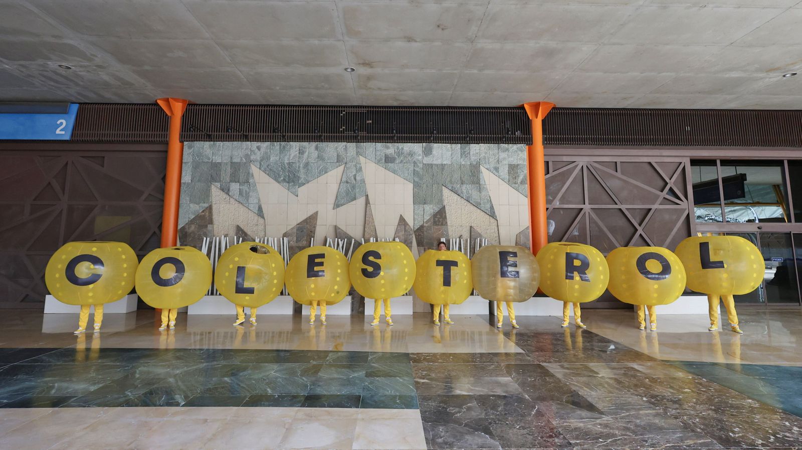 etras que cierran el paso a las personas a la entrada del Palacio de Ferias emulando cómo el colesterol obstruye las vías circulatorias.