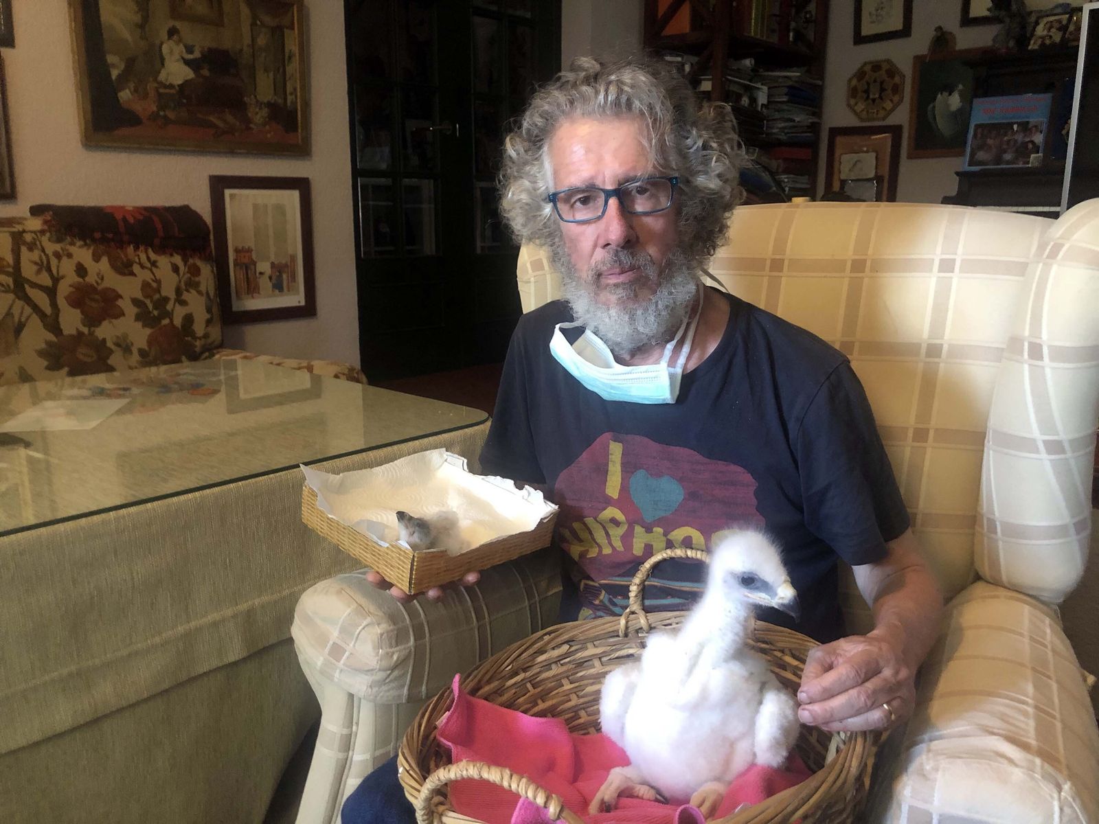 El cetrero Manuel Diego Pareja Obregón con los dos pollos de águila.