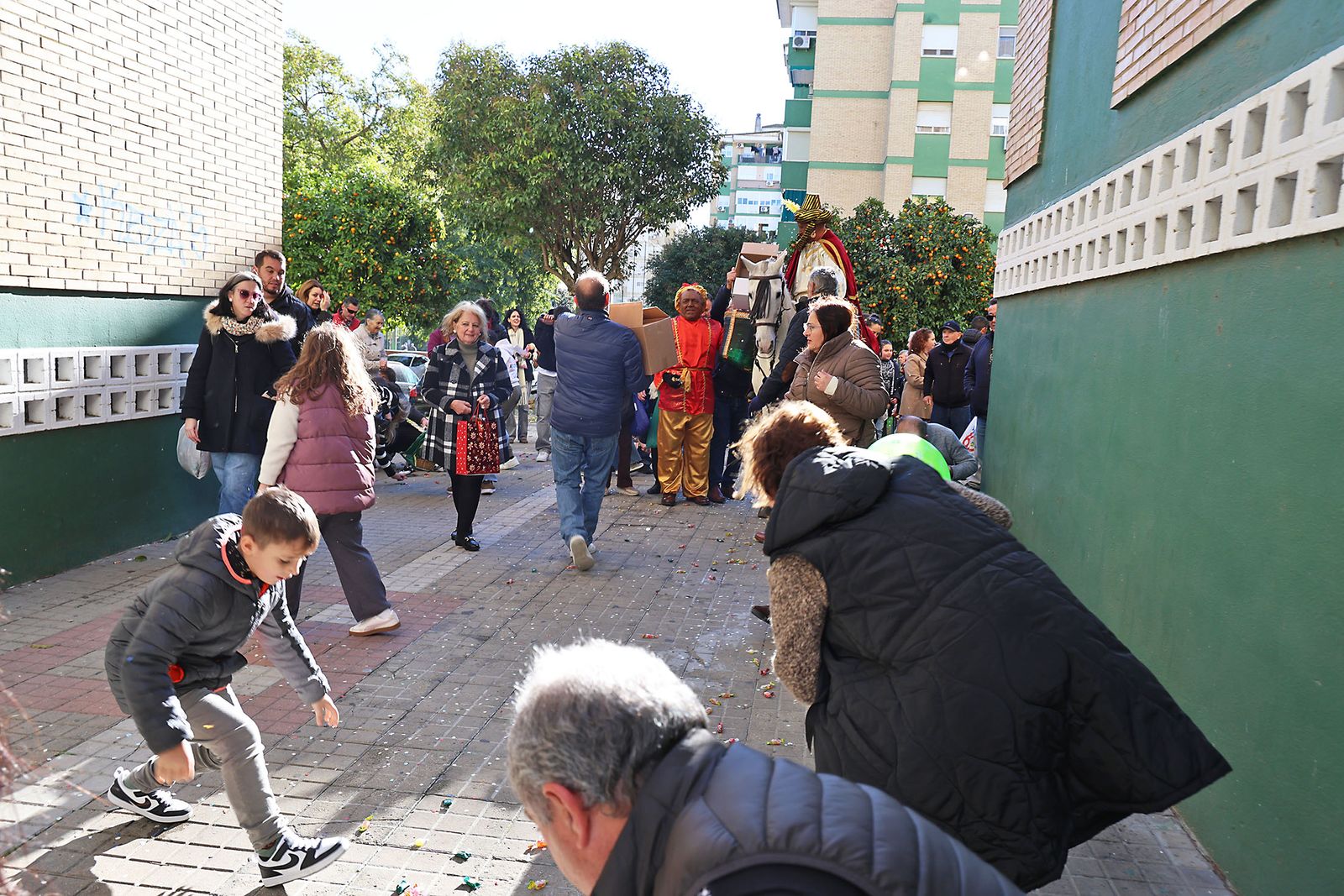 Día de regalos y Reyes Magos por los barrios de la ciudad