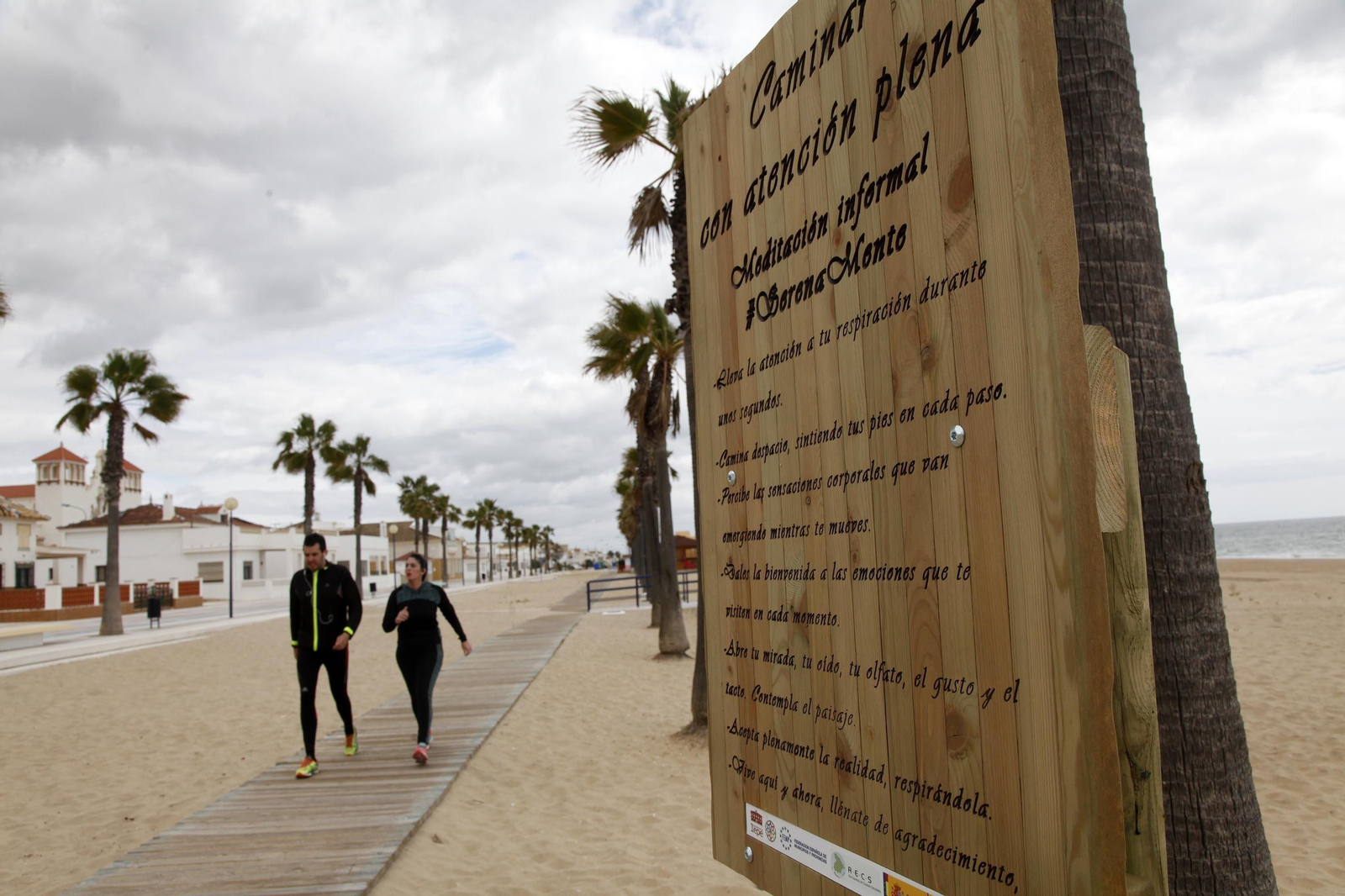 Las playas son uno de los lugares escogidos para la colocación de estos espacios para meditar.
