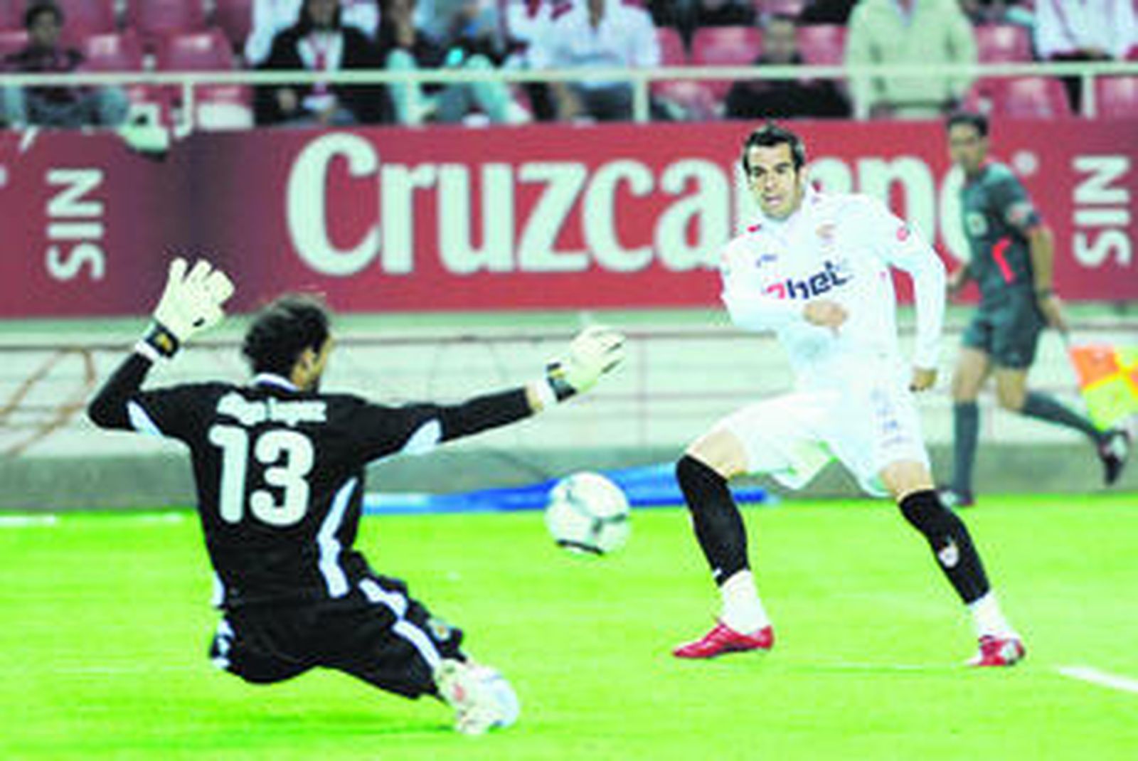 Negredo golpea con mucha clase el balón en el minuto 12 para que Diego López le realizara un auténtico paradón que evitó el 2-0.