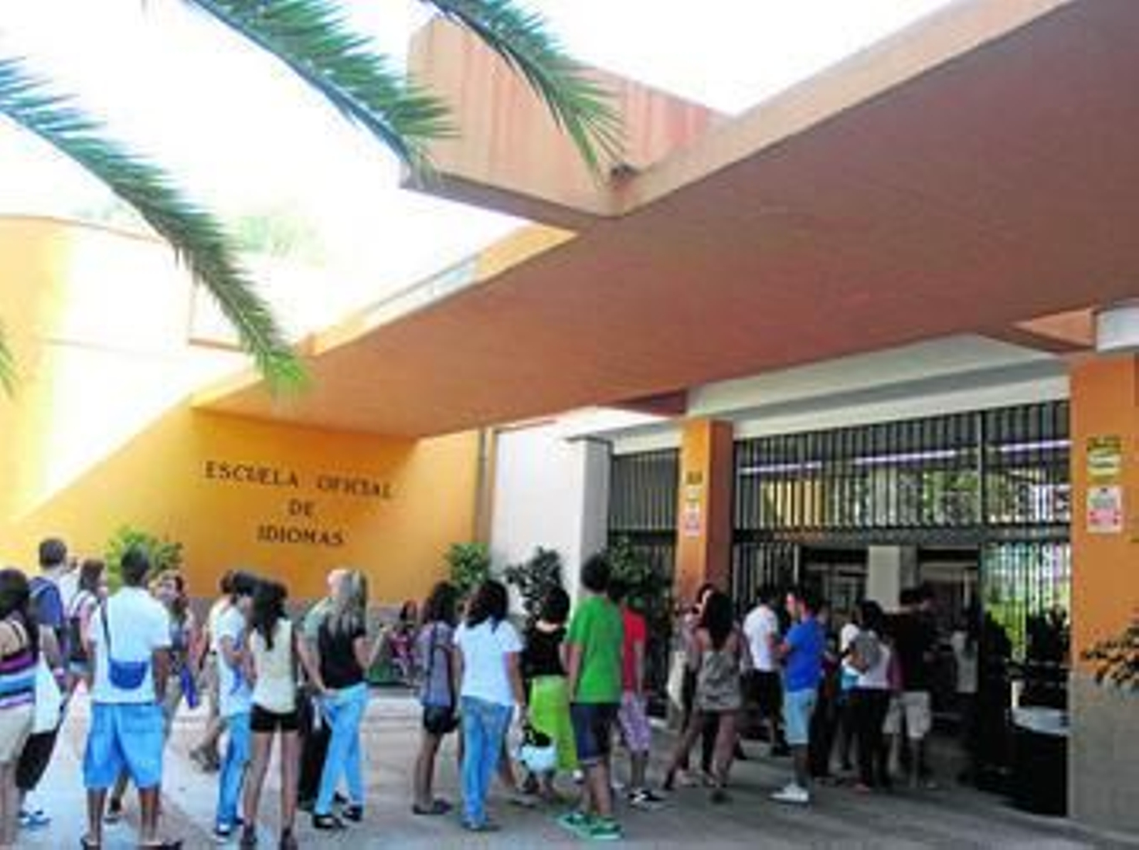 Largas colas a las puertas de la Escuela Oficial de Idiomas el pasado mes de septiembre. Largas colas a las puertas de la Escuela Oficial de Idiomas el pasado mes de septiembre.