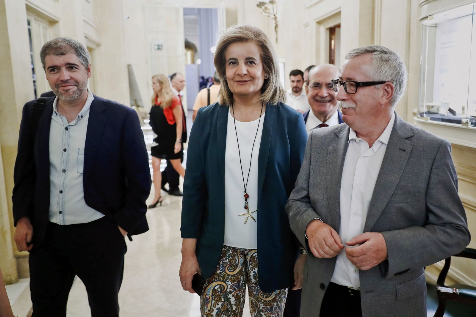 El líder de CCOO, Unai Sordo, con Fátima Báñez y el ex secretario general del sindicato, Ignacio Fernández Toxo.