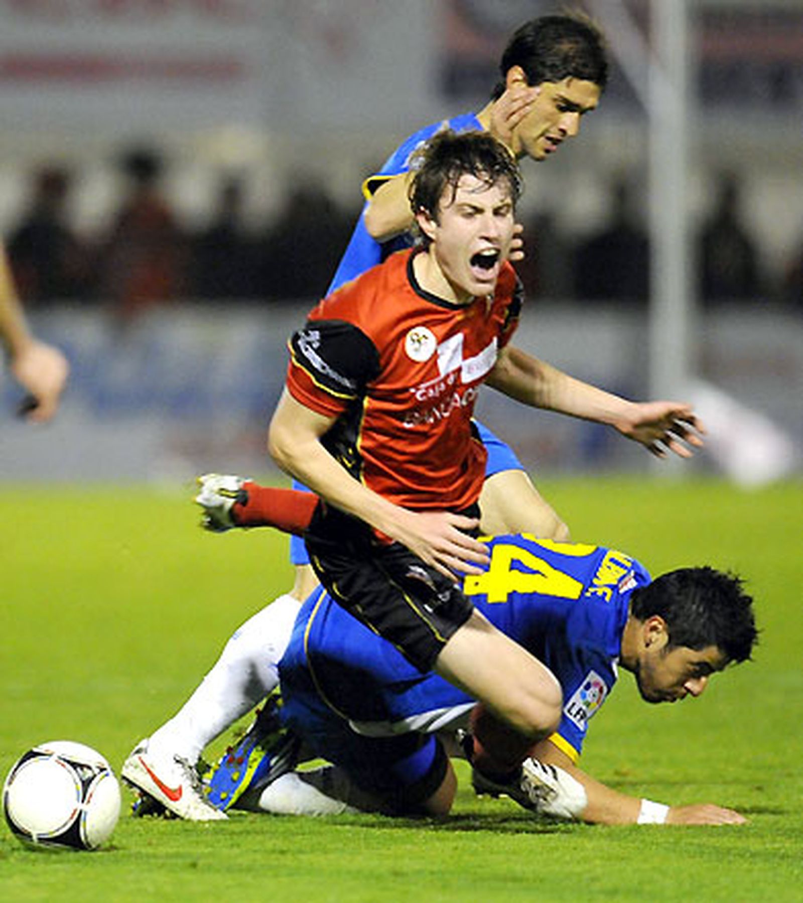 El Mirandés sigue acrecentando su leyenda (2-1)
