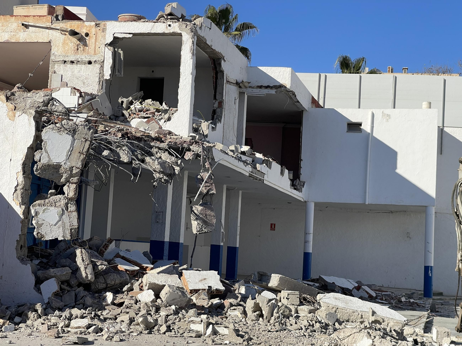 Las imágenes de la demolición del cine Tenis de Garrucha