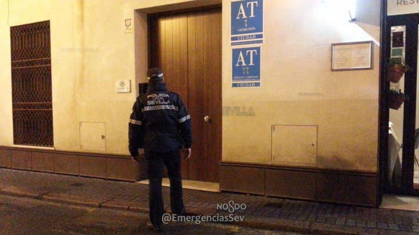 Un agente ante el bloque se sufrió el robo.