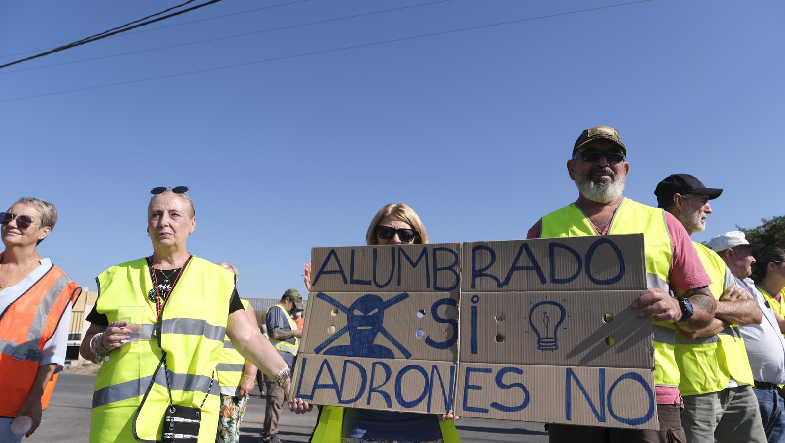 Protestas de los vecinos de los cortijos de La Cañada por la falta de iluminación