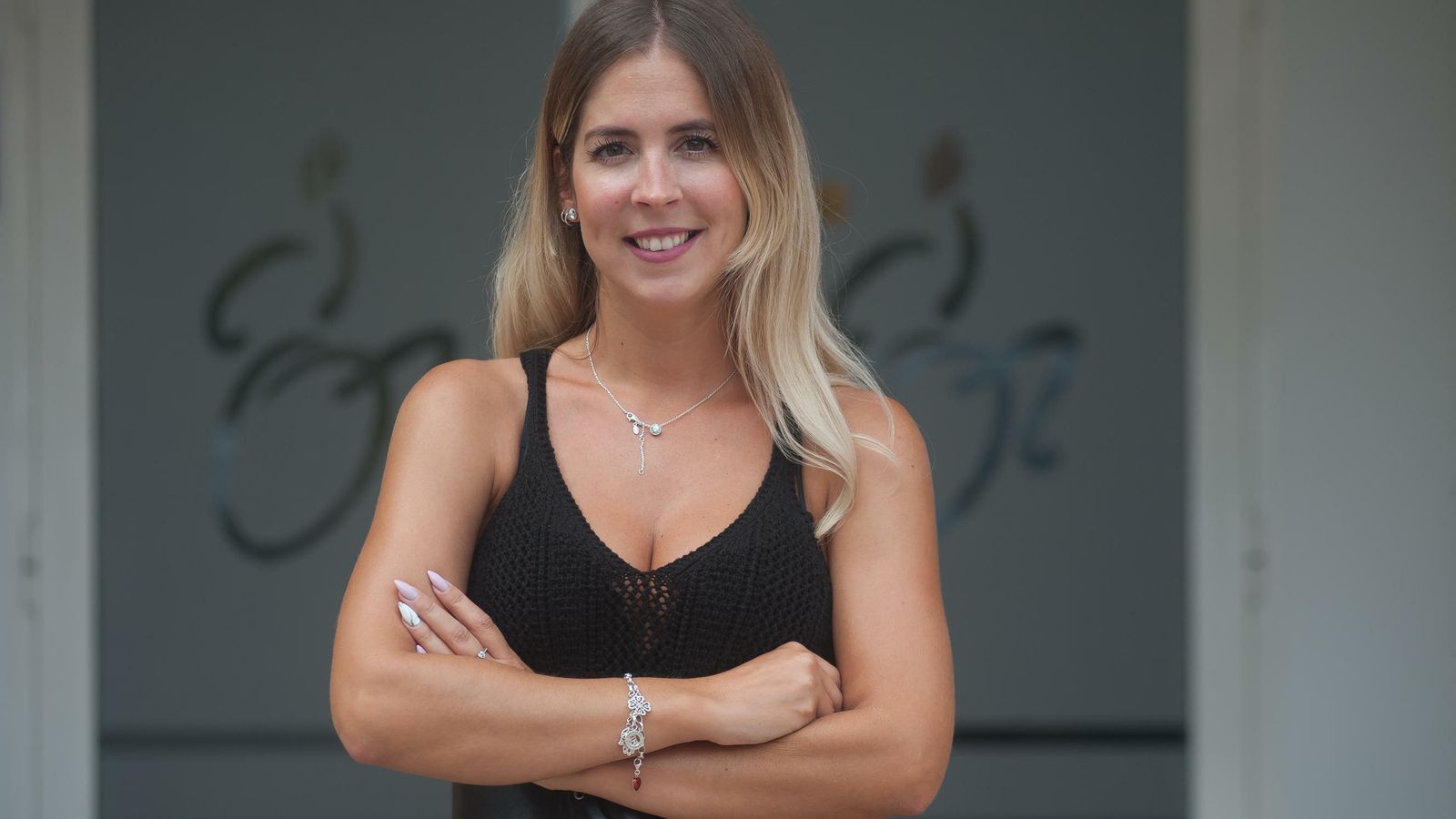 Isabel Vega en la entrada de la asociación.