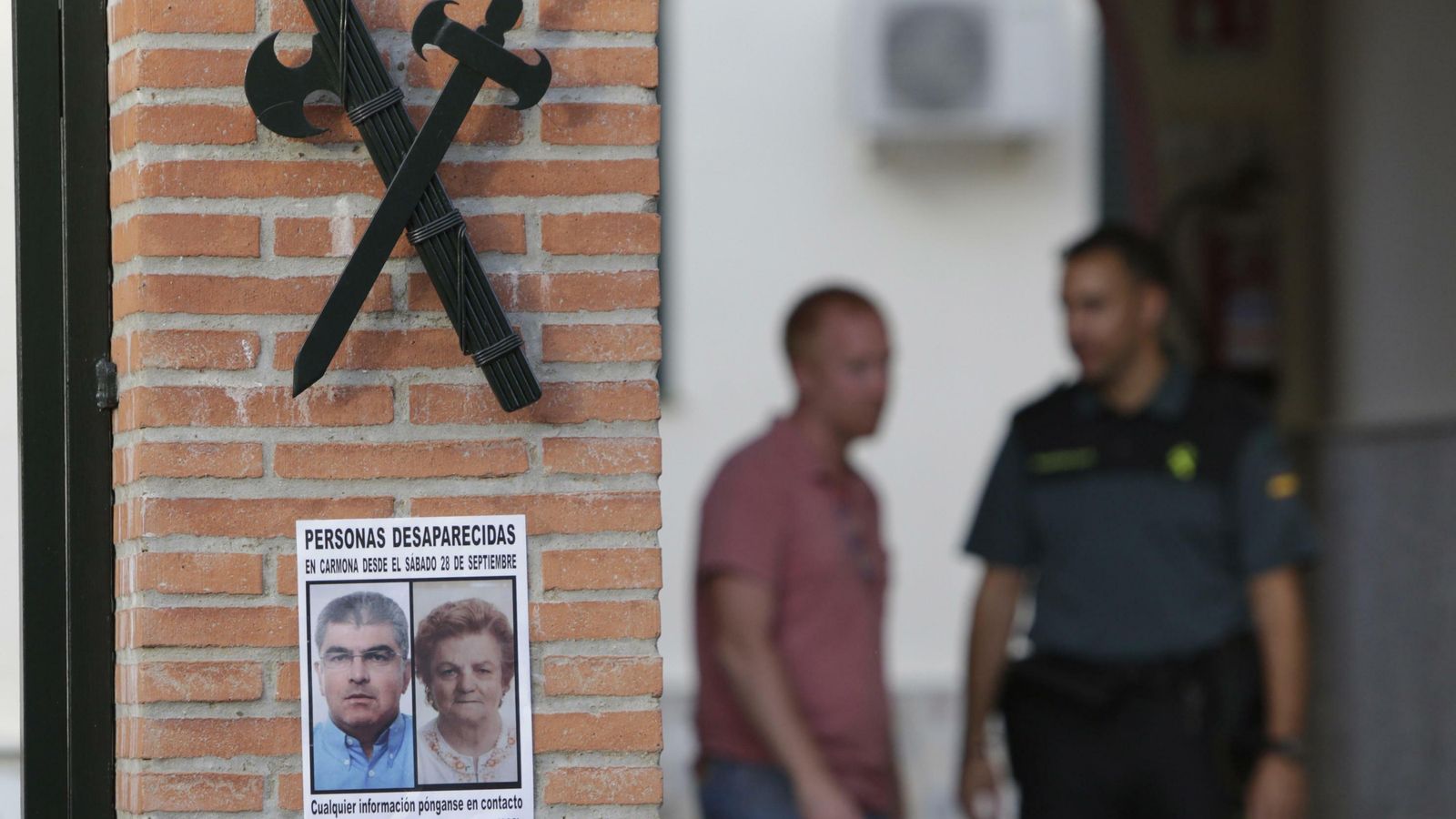 El cartel de los desaparecidos, en la puerta del cuartel de la Guardia Civil.