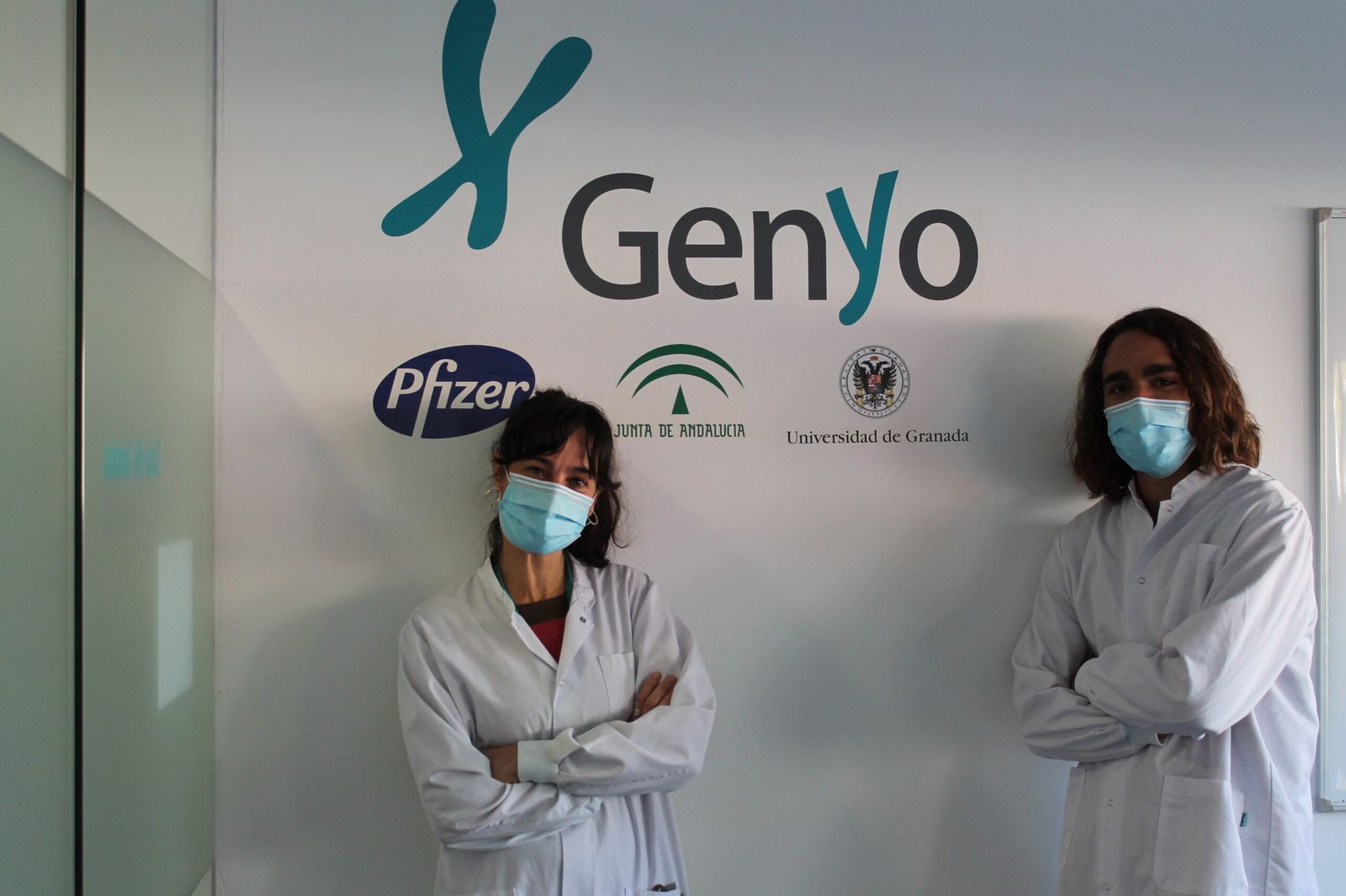 Los investigadores de la UGR y GENYO Sara Rodríguez y Pablo Tristán.