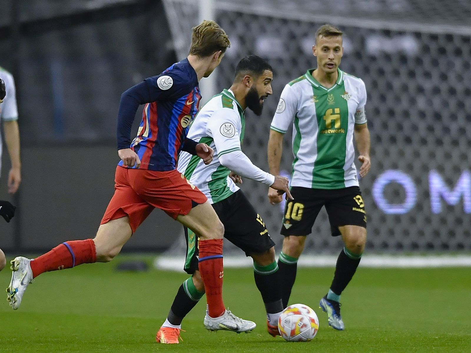 Fekir es presionado por De Jong.