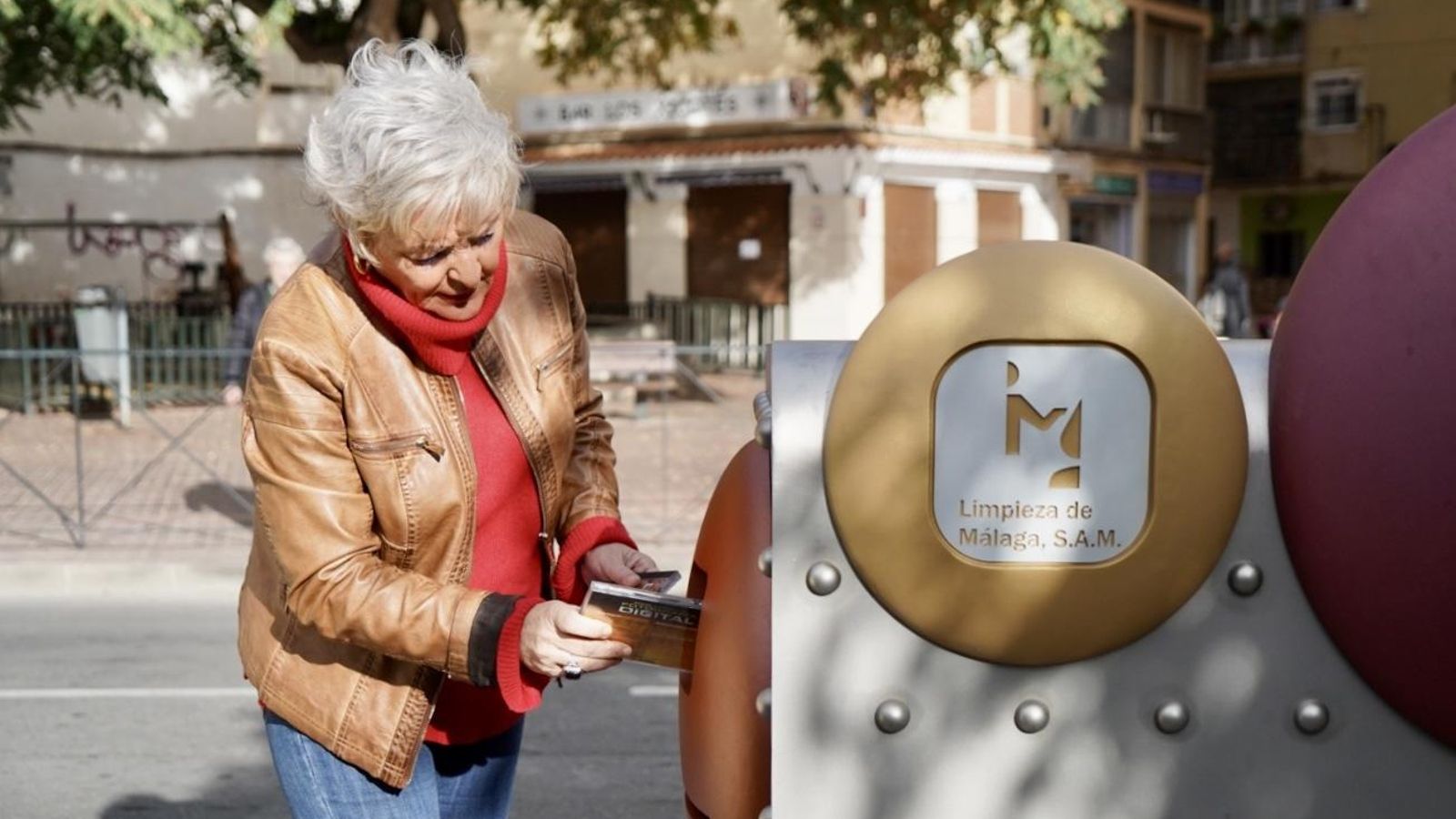 La concejala de Servicios Operativos, Teresa Porras, con los nuevos puntos limpios.