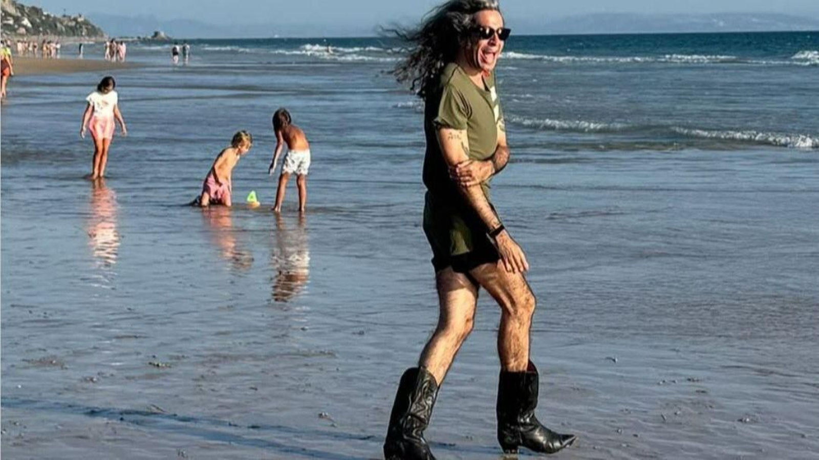 Mario Vaquerizo, con botas vaqueras, se divierte en la playa de Zahara
