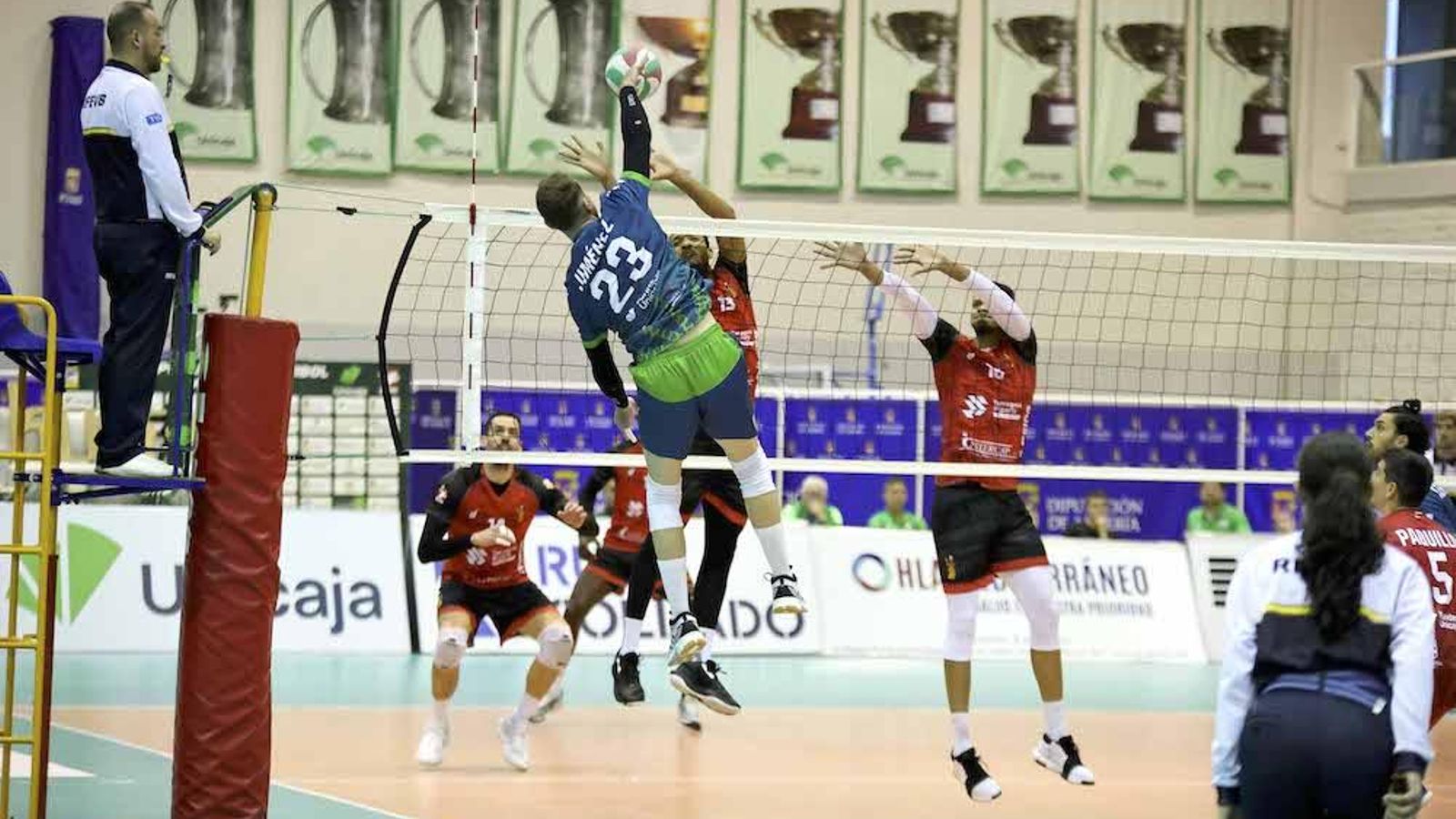 Charly Jiménez realiza un remate durante el último encuentro de los ahorradores en el Moisés Ruiz.