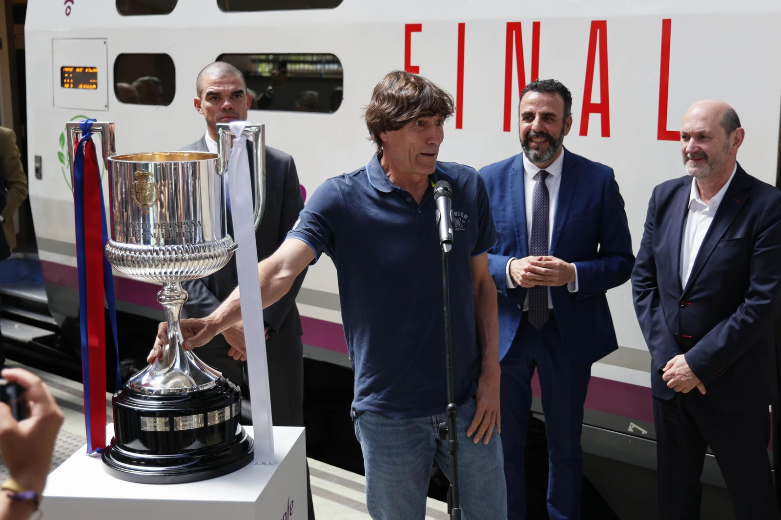 Las imágenes de la llegada de la Copa del Rey a Sevilla