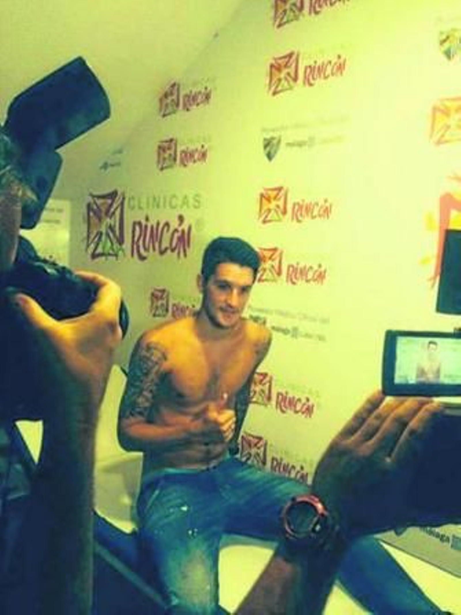 Luis Alberto saluda en Clínicas Rincón, en La Rosaleda.