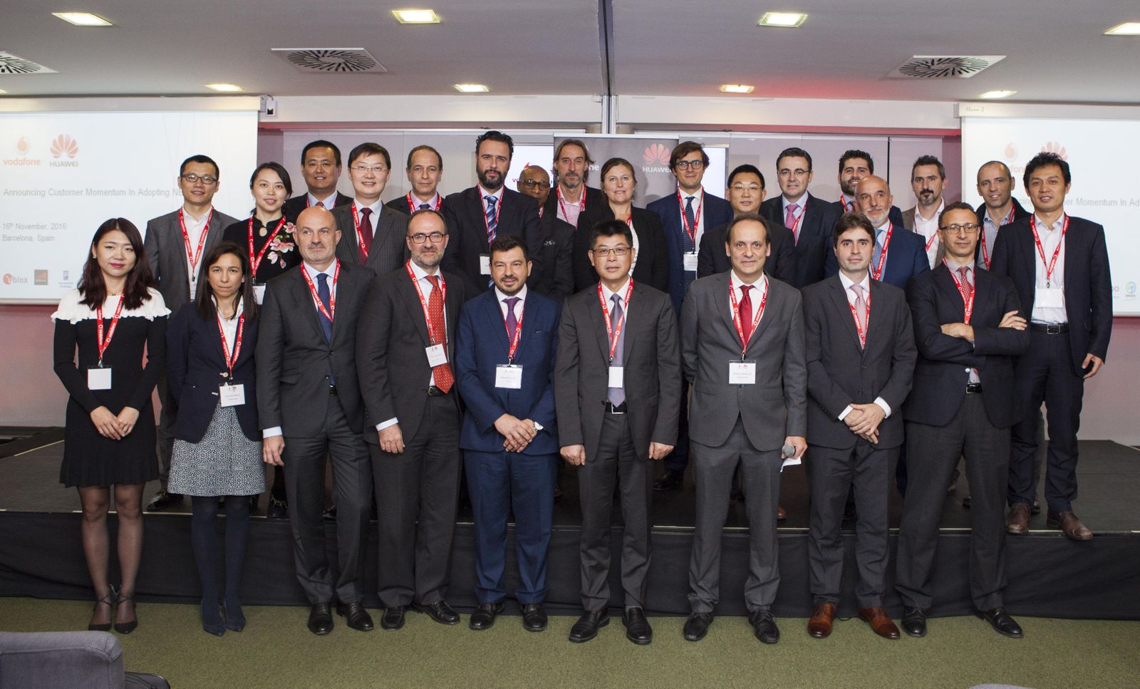 Foto de familia de los participantes en el encuentro.