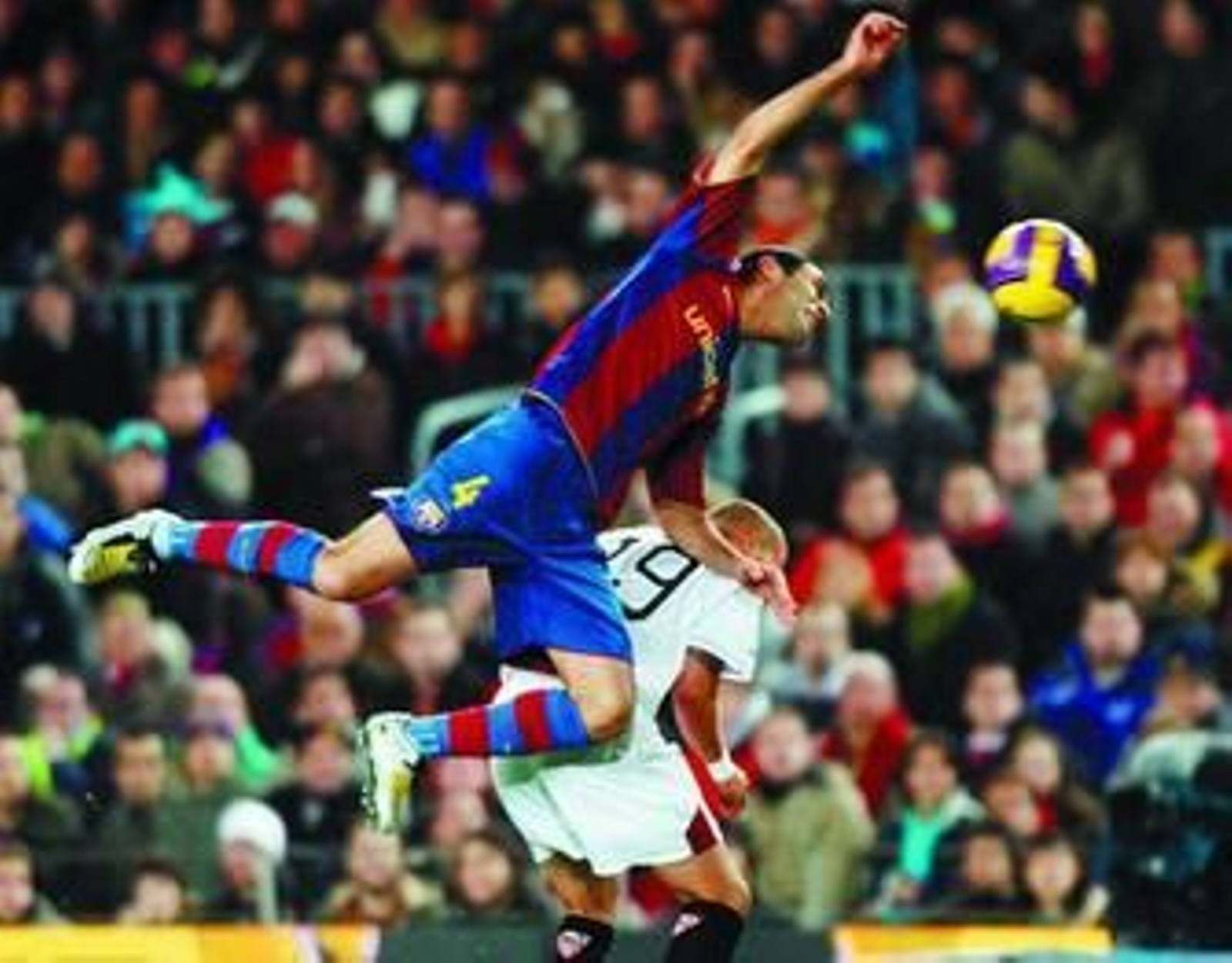 Rafa Márquez (Barcelona) salta por encima de Chevantón (Sevilla) en un lance del partido. Rafa Márquez (Barcelona) salta por encima de Chevantón (Sevilla) en un lance del partido.