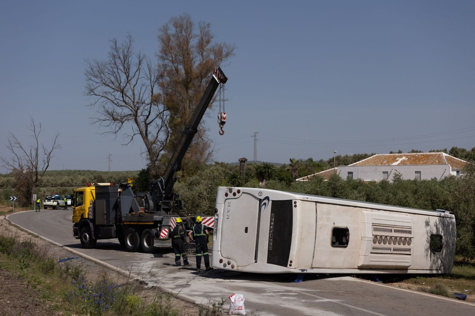 Trabajos para retirar el autobús accidentado.