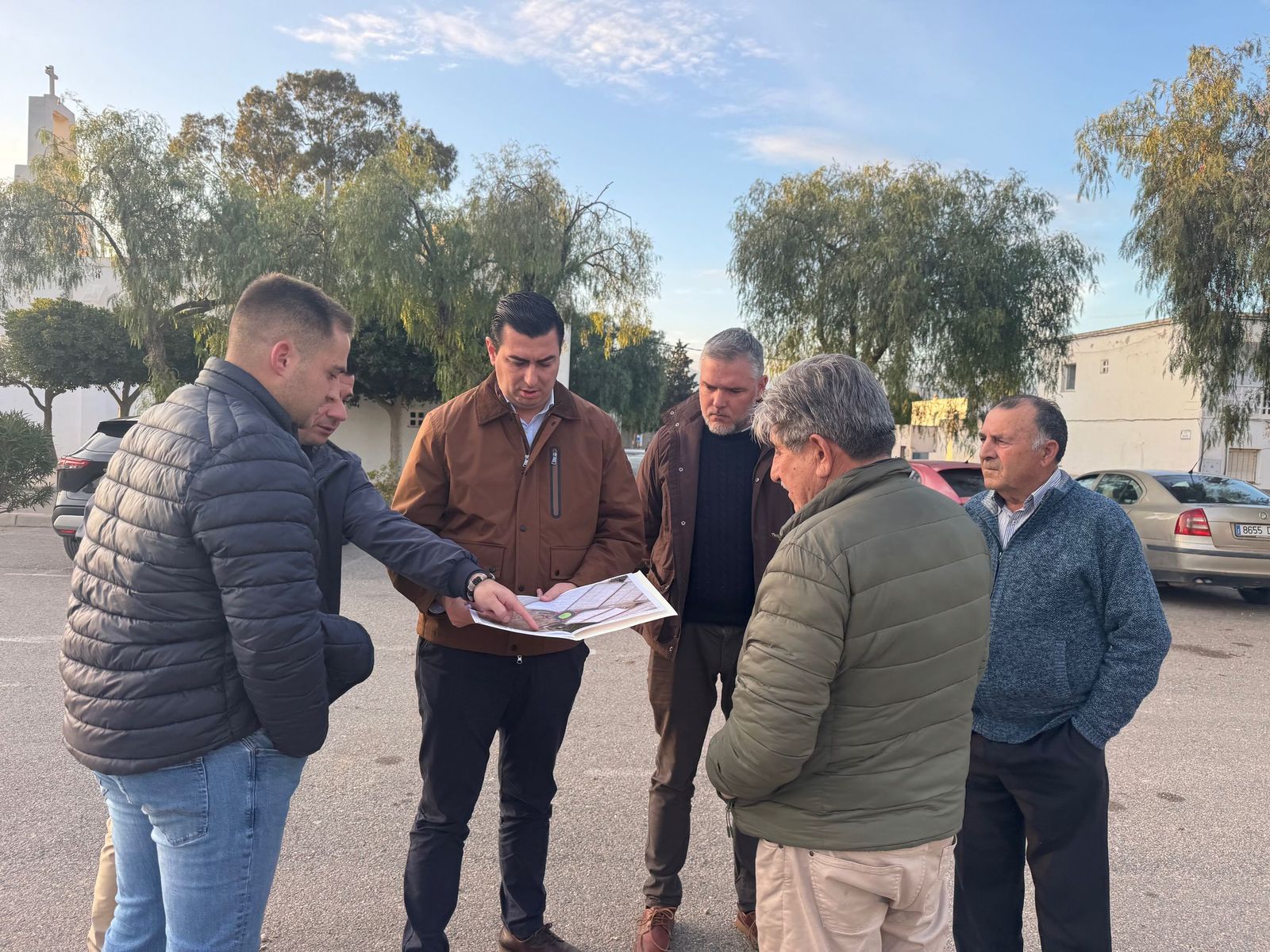 El alcalde durante su visita a Pueblo Blanco.