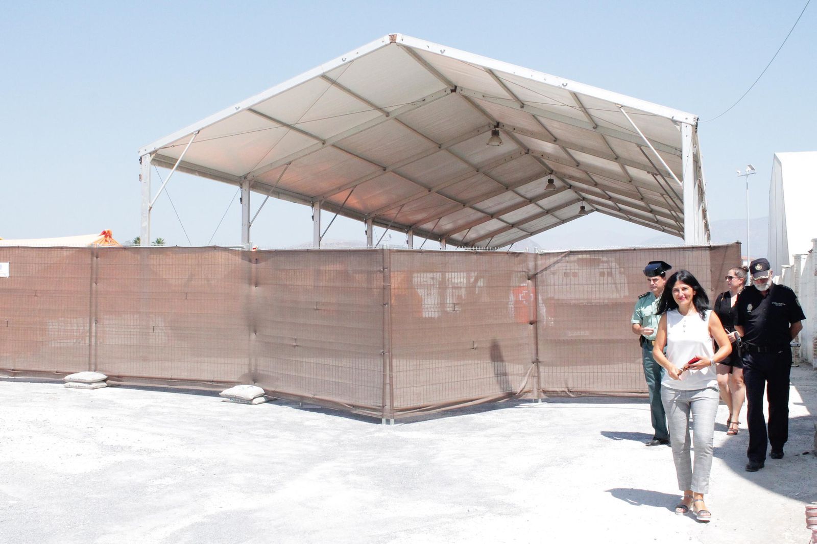 Inmaculada López Calahorro, ayer en las instalaciones para atender inmigrantes en el Puerto de Motril.